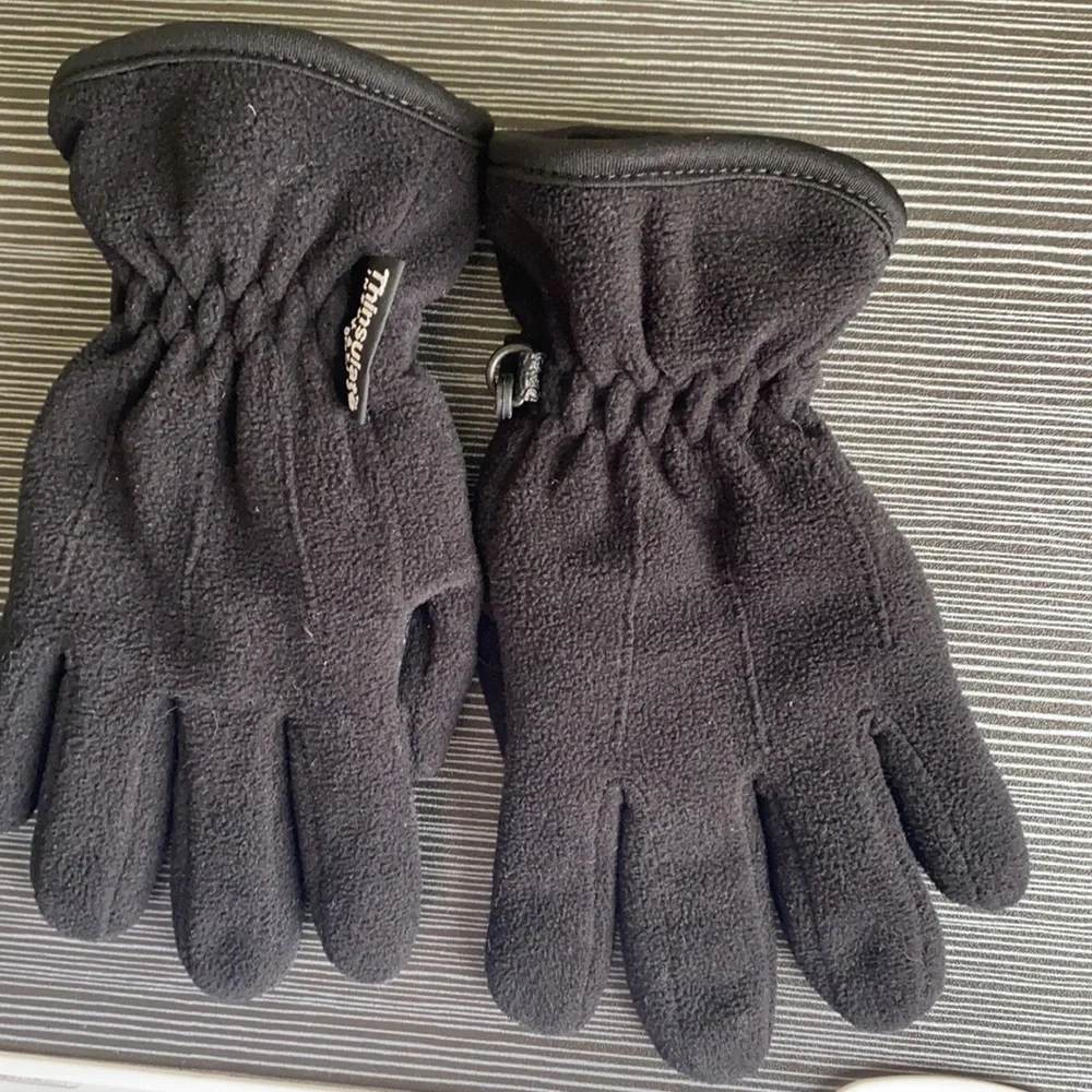 Girls black thinsulate gloves size L